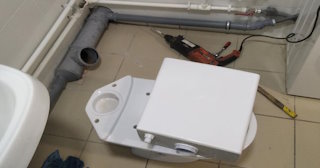 Установка напольного унитаза в чусовом: монтаж под ключ от СантехДомЧсв от 5296 рублей.